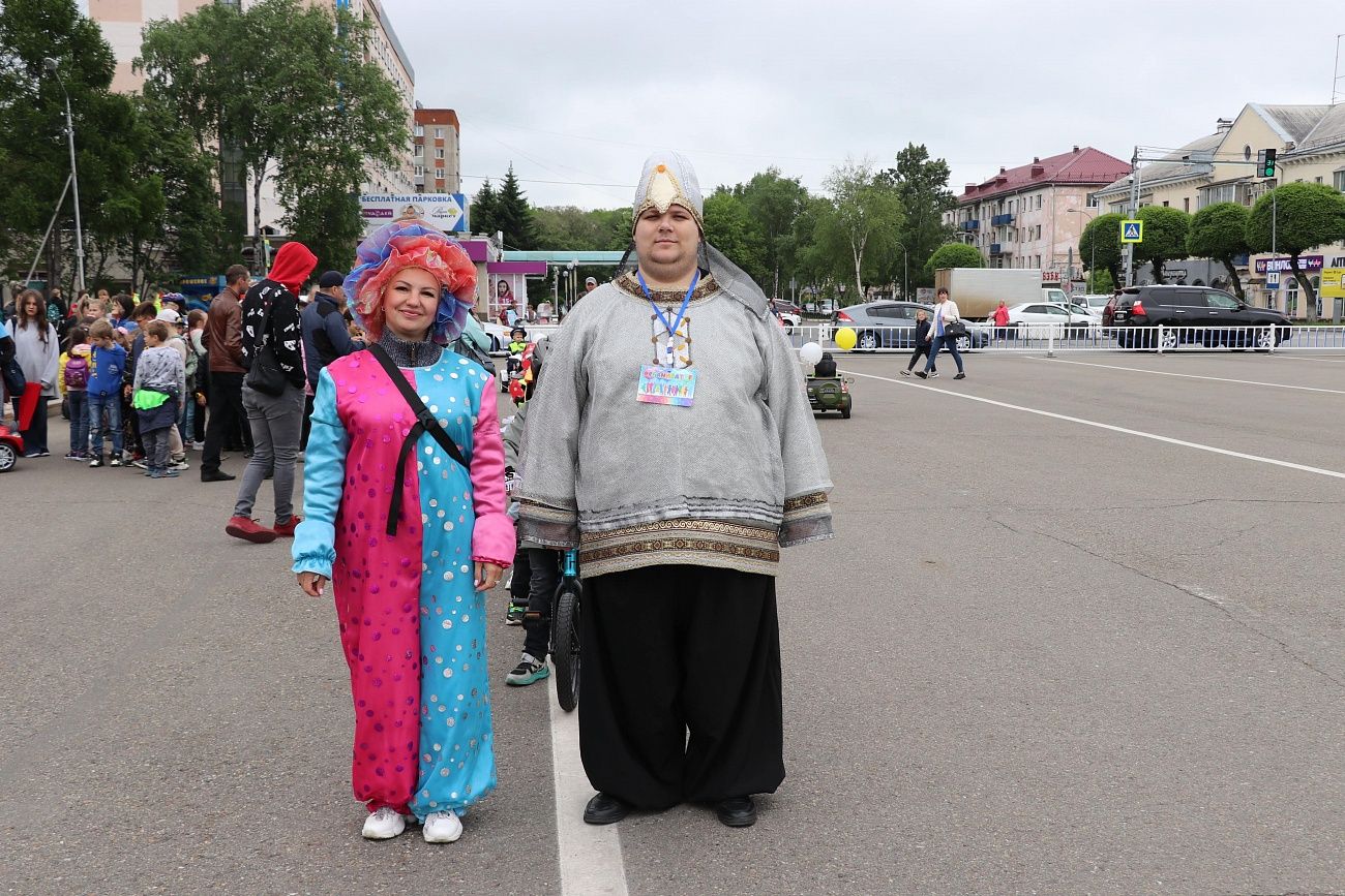 Парад «Бэби авто», концерт, выступления спортивных федераций и бесплатное  мороженое: ярко и весело Уссурийск отметил главный детский праздник